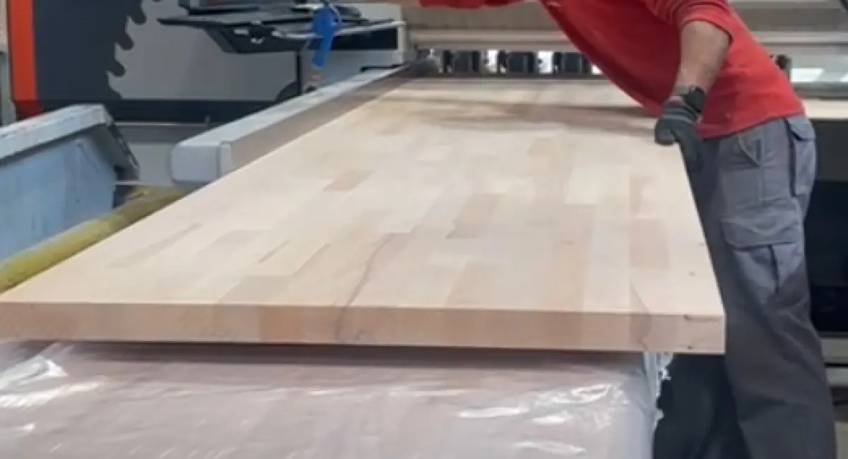 Tablero de madera maciza alistonada siendo preparado para el servicio de corte de madera en el taller de Ferrenova.