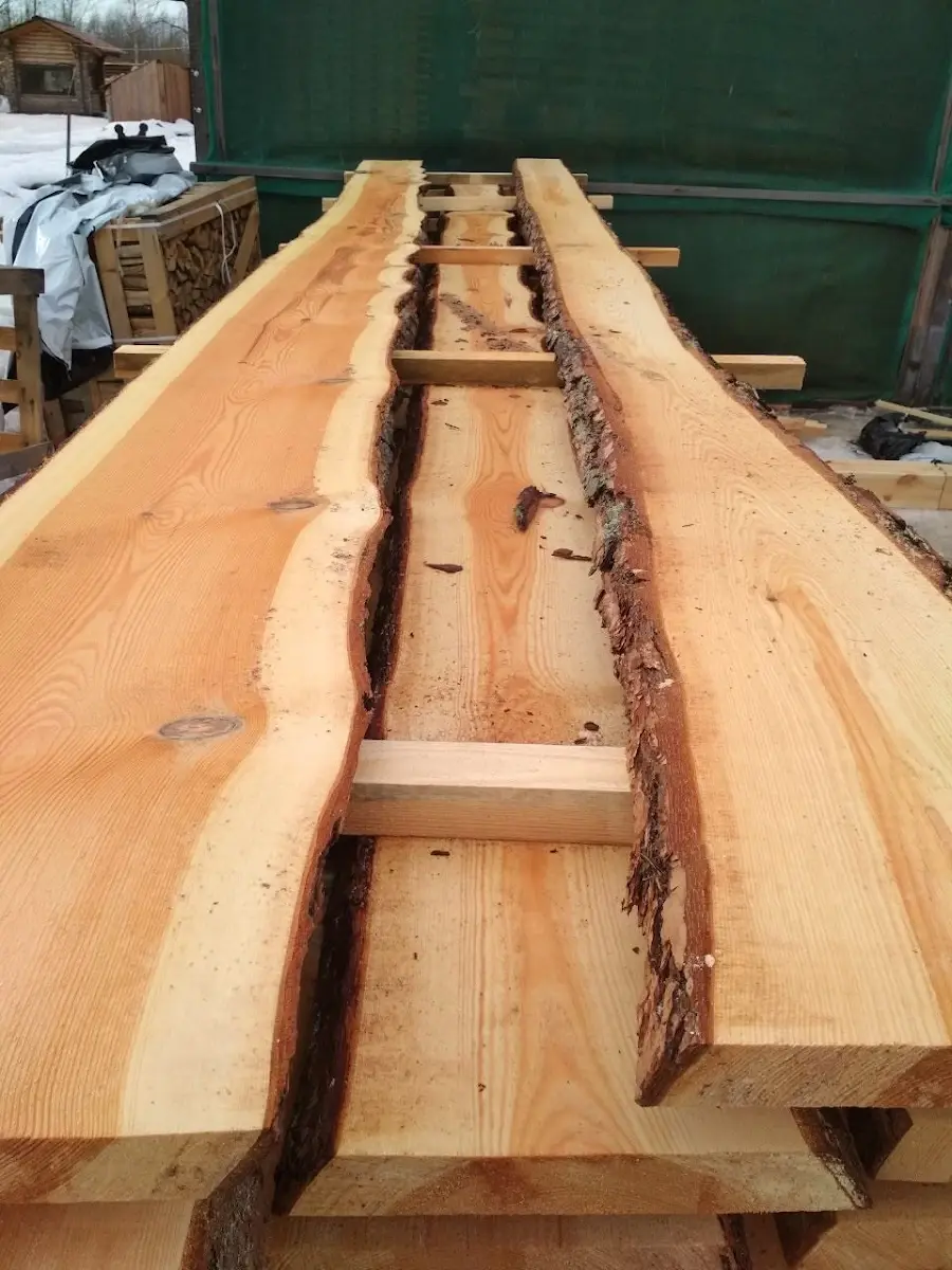 Grandes tablones de madera a medida con canto vivo (live edge) en el taller de Ferrenova, listos para cubiertas de mesa.