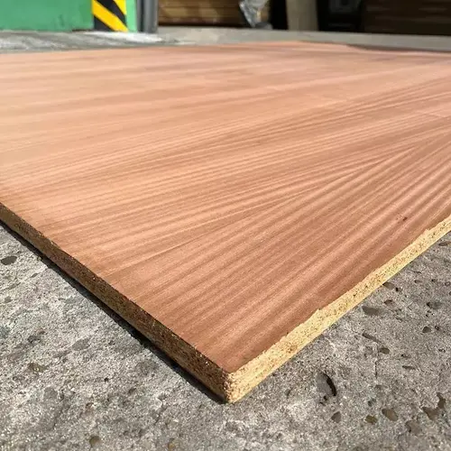 Detalle de un tablero de aglomerado (MDP) con un enchapado de madera de veta pronunciada, ofrecido por Ferrenova.