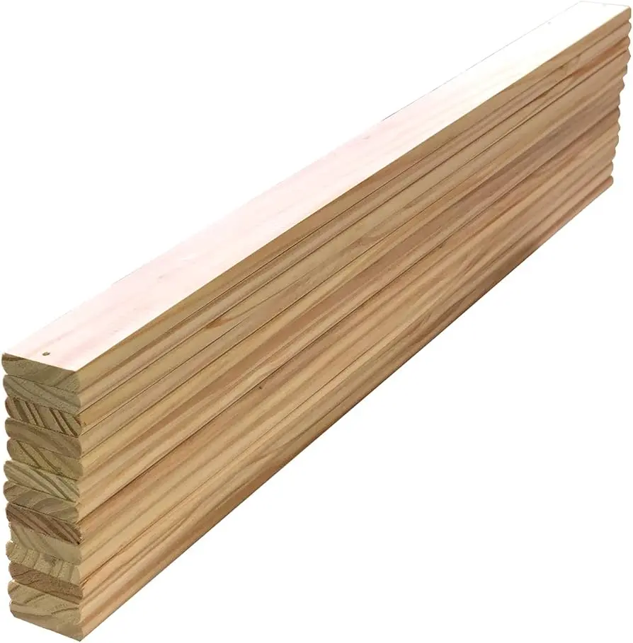 Pila de listones cepillados, un producto del servicio de corte de tablas de madera a medida de Ferrenova.