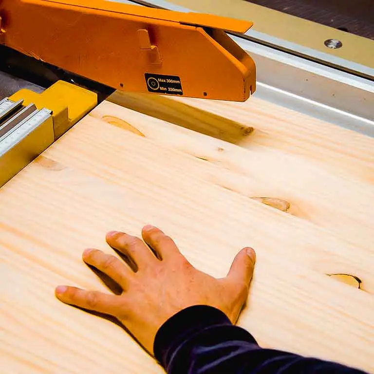 Proceso de corte de precisión de un tablero en Ferrenova, parte del servicio de tableros a medida online.