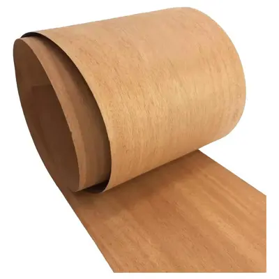 Rollo de chapa de madera natural, material utilizado en el servicio de corte y enchapado de tableros para acabados premium en Ferrenova.