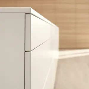 Detalle de las terminaciones para muebles de madera en un cajón lacado blanco, mostrando el acabado profesional de Ferrenova.