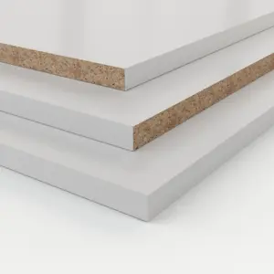 melamina blanca apilados, el material base para el servicio de corte y canteado de tableros de Ferrenova.