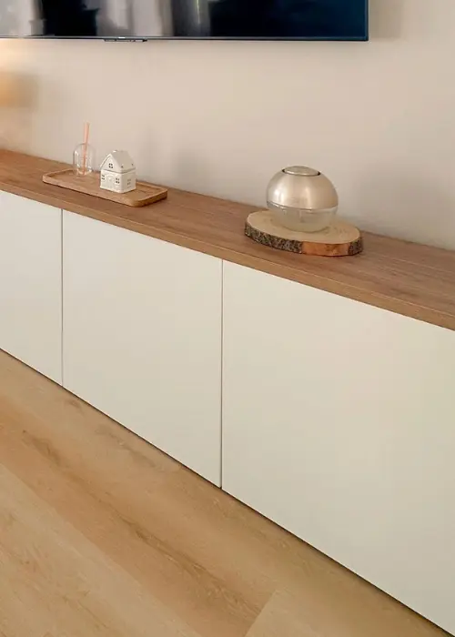 Mueble de TV bajo, combinando melamina blanca y madera, un proyecto realizado con el servicio de corte de melamina a medida de Ferrenova.