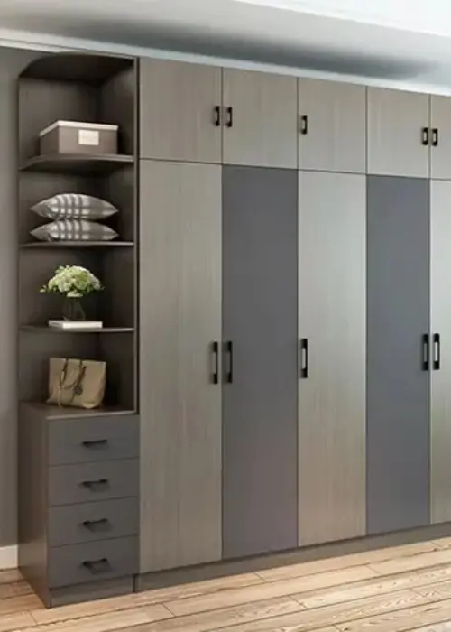 Clóset de dormitorio grande con puertas y cajones, un proyecto realizado con el servicio de corte de melamina a medida de Ferrenova.