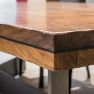 Detalle de esquina de cubierta de mesa de madera maciza, mostrando el acabado de alta precisión del servicio de corte de madera a medida en Santiago de Ferrenova.