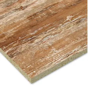 Detalle de tablero de aglomerado (melamina) con textura de madera rústica, una opción para el servicio de corte de madera a medida en Santiago.