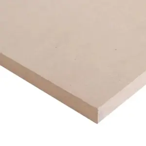 Detalle del tablero de MDF crudo, un material para el servicio de corte de madera a medida en Santiago, ideal para lacar o pintar.