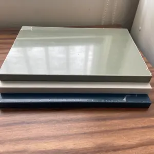 Pila de muestras de tableros lacados en colores azul, blanco y verde, que demuestran la calidad del corte de madera a medida en Santiago para lacado de Ferrenova.