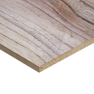 Tablero de aglomerado melaminado con textura de madera clara, un material popular para el servicio de corte de madera a medida en Santiago de Ferrenova.