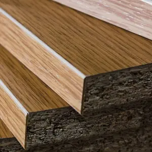 Tableros de aglomerado con melamina textura madera y tapacanto blanco aplicado al ras, mostrando la calidad del servicio de corte de madera a medida en Santiago de Ferrenova.