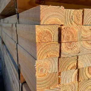 Primer plano de cortes de pino a medida secos y cepillados, mostrando la veta de la madera, listos para proyectos de carpintería de Ferrenova.