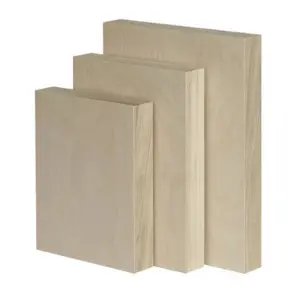 Tres tableros de madera (probablemente contrachapado o ingeniería) de tono claro y diferentes espesores, disponibles para cortes de pino a medida en Ferrenova.