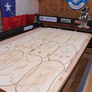 Máquina Router CNC realizando cortes y grabados en un tablero de MDF, demostrando la precisión del Servicio de Corte de MDF a Medida de Ferrenova.