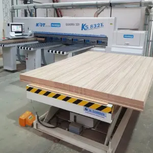 Máquina seccionadora industrial KDT Quadra KS 832E cortando placas de melamina, demostrando la precisión en el Corte de Melamina a Medida de Ferrenova.