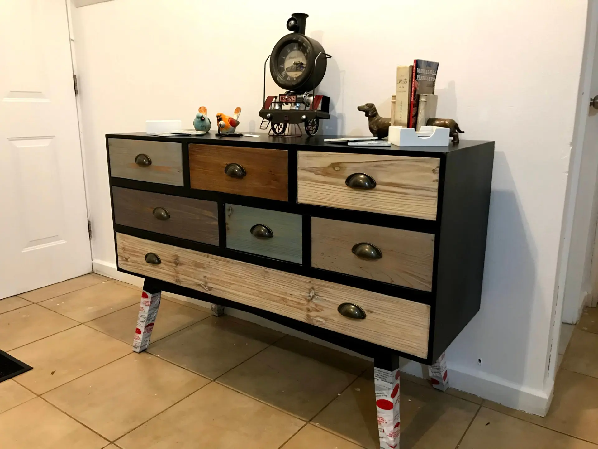 Cómoda con múltiples cajones de distintos colores, un ejemplo de las diversas terminaciones para muebles de madera que ofrece Ferrenova.