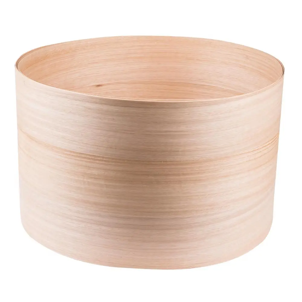 Cilindro de chapa de madera flexible con veta horizontal, mostrando las posibilidades del servicio de enchapado de madera de Ferrenova.