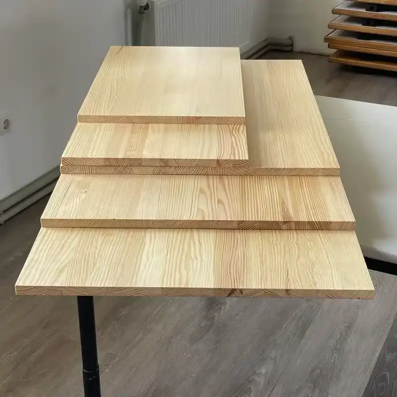 Varios tableros de pino alistonado, resultado del servicio de corte de tablas de madera a medida de Ferrenova.