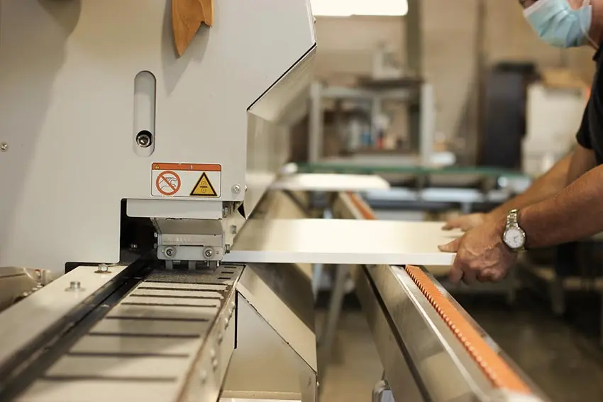 Cortes en Melamina Piezas de tablero aglomerado apiladas después del servicio de corte de madera a medida en Ferrenova. Cortes en Aglomerado Pila de troncos de pino en un bosque, materia prima para el servicio de corte de madera y tableros de Ferrenova. Cortes de Pino Operario de Ferrenova aplicando tapacantos en una pieza de melamina, servicio complementario al corte de madera. Servicio Profesional de Corte de Madera a Medida Olvídate de las herramientas complicadas, el polvo y el desperdicio de material. En Ferrenova, entendemos que la precisión es clave para que tus proyectos de carpintería, construcción o bricolaje sean un éxito rotundo. Ofrecemos un servicio de corte de madera especializado, enfocado en entregar piezas exactas según tus especificaciones. Ya sea que necesites un solo tablero dimensionado o un despiece complejo para un mueble completo, nuestro equipo y maquinaria están listos para garantizar un resultado impecable. Precisión Milimétrica en el Corte de Tableros Nuestro servicio de corte de tableros utiliza maquinaria industrial de última generación, incluyendo escuadradoras verticales y sierras de banco de alta precisión. Esto nos permite garantizar acabados limpios, ángulos rectos perfectos (escuadrados) y medidas milimétricas, evitando las astillas y los bordes irregulares comunes en los cortes manuales. Confía en nosotros para cortar madera con la calidad que tu proyecto merece, optimizando cada plancha. Maquinaria industrial de corte de madera en Ferrenova, realizando el dimensionado preciso de planchas y tableros. Escríbenos Cuéntanos tu proyecto y te respondemos hoy Nombre Nombre Apellido Apellido Correo Correo Teléfono Teléfono Mensaje Mensaje Enviar Ahora Tablero de madera maciza alistonada siendo preparado para el servicio de corte de madera en el taller de Ferrenova. ¿Por Qué Elegir Nuestro Servicio para Cortar Madera? Cuando buscas «cortar madera», no solo buscas dividir una plancha; buscas eficiencia, calidad y ahorro. Ahorro de Tiempo y Esfuerzo: Evita el trabajo pesado y tedioso. Recibe tus piezas listas para ensamblar y dedica tu tiempo a lo que realmente importa: armar tu proyecto. Optimización de Material: Minimizamos el desperdicio. Gracias a nuestro software de dimensionamiento, planificamos los cortes para aprovechar al máximo cada plancha de madera. Resultados Profesionales: Logra uniones perfectas, estructuras sólidas y acabados limpios. La exactitud de nuestros cortes de tablas a medida es la base de un mueble bien hecho. Expertos en Diversos Tipos de Tableros Manejamos una amplia gama de materiales para adaptarnos a tus necesidades. Nuestro servicio está optimizado para trabajar con: Corte de Planchas de Madera (MDF, Terciado) Realizamos el corte de planchas de madera como MDF (natural o delgado), Masisa, y terciados de distintos espesores. Son ideales para la fabricación de muebles, fondos de cajón o revestimientos que requieren medidas exactas. Tableros de Madera Corte a Medida (Melamina y OSB) Si tu proyecto incluye melamina, sabes lo delicado que es su acabado. Garantizamos un corte limpio que no «pica» ni daña la superficie laminada. También trabajamos con tableros de madera corte a medida en OSB, aglomerados y otras maderas dimensionadas.