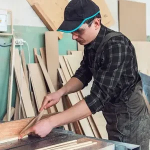 Carpintero de Ferrenova usando una sierra de mesa para realizar un corte de precisión en un tablero, parte del servicio de corte y canteado de tableros.