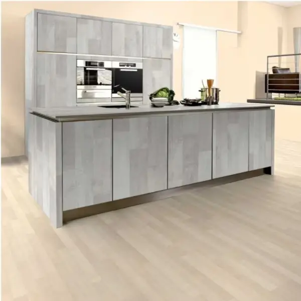 Cocina moderna con isla y gabinetes altos, un ejemplo de proyecto realizado con el servicio de corte de melamina a medida de Ferrenova.