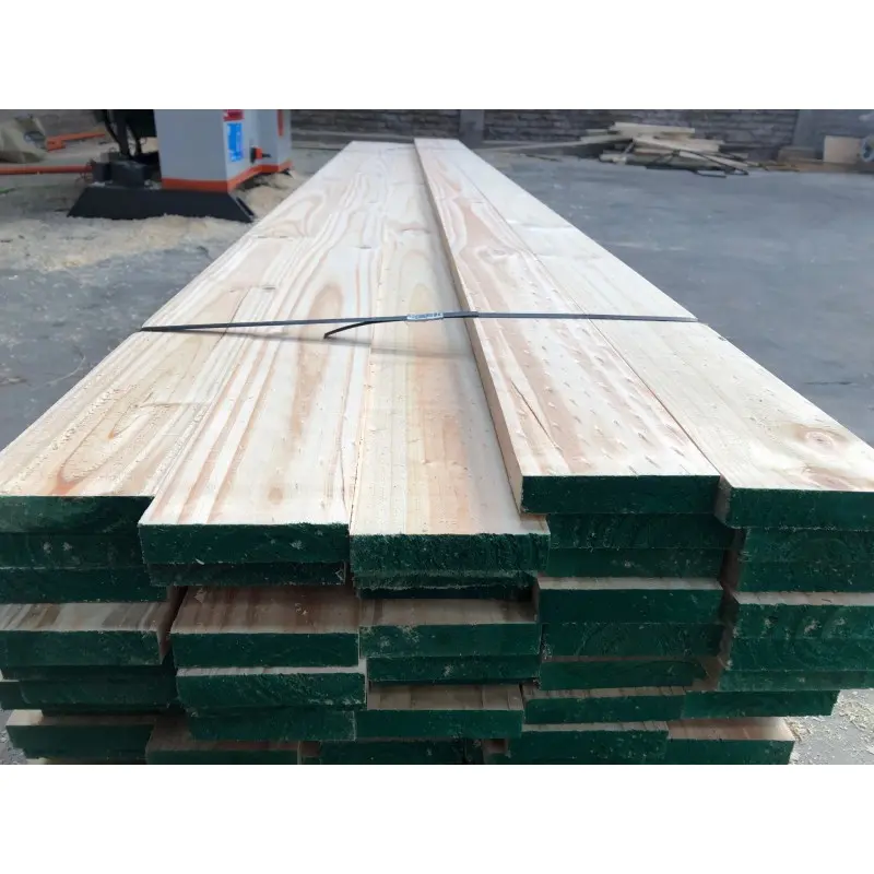 Paquete de tablas de madera a medida de pino cepillado en la bodega de Ferrenova, listas para dimensionar.