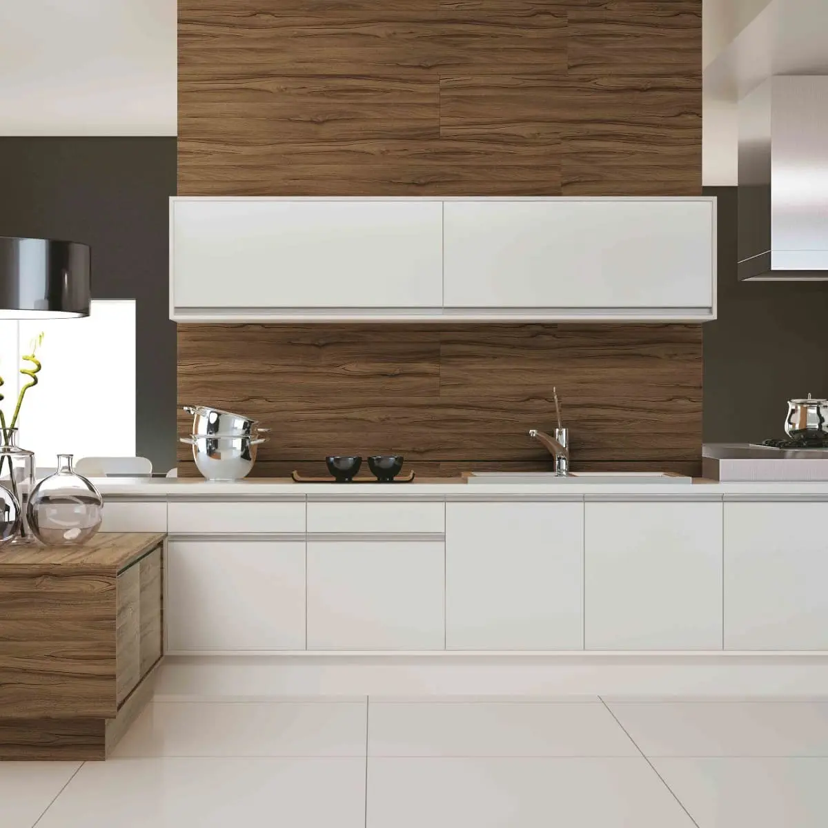 gabinetes inferiores en Melamina Blanca Dimensionada y un panel de pared en acabado de madera oscura.