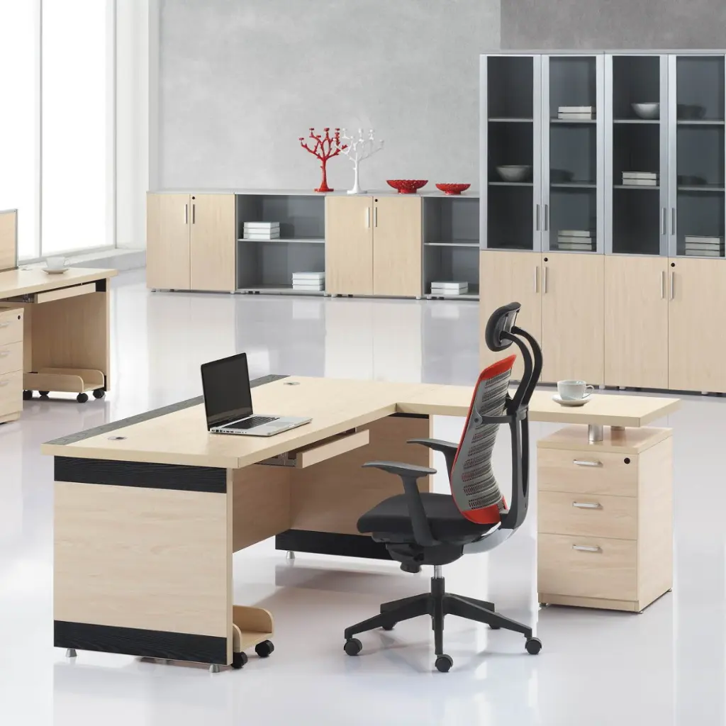 Oficina contemporánea con un escritorio en forma de L, gabinetes y archivadores, todos hechos con Comprar Melamina Dimensionada de tonos claros y oscuros.