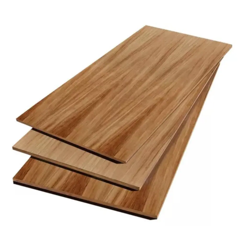 planchas de MDF 12mm Enchapado apiladas, mostrando el revestimiento con chapa de madera natural con vetas marcadas para proyectos de Ferrenova.