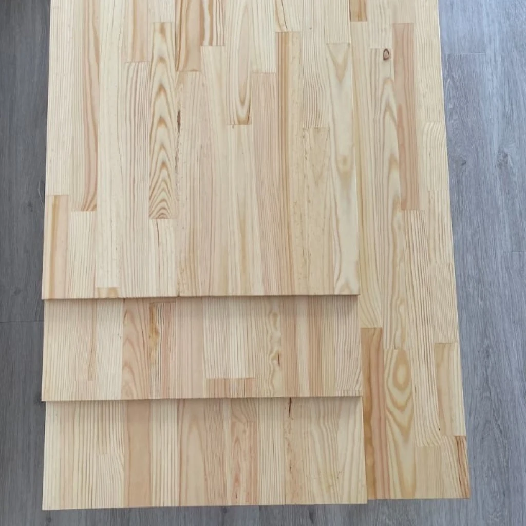 Tableros de pino listos para cortes de pino a medida, mostrando la unión finger joint y la textura de la madera.