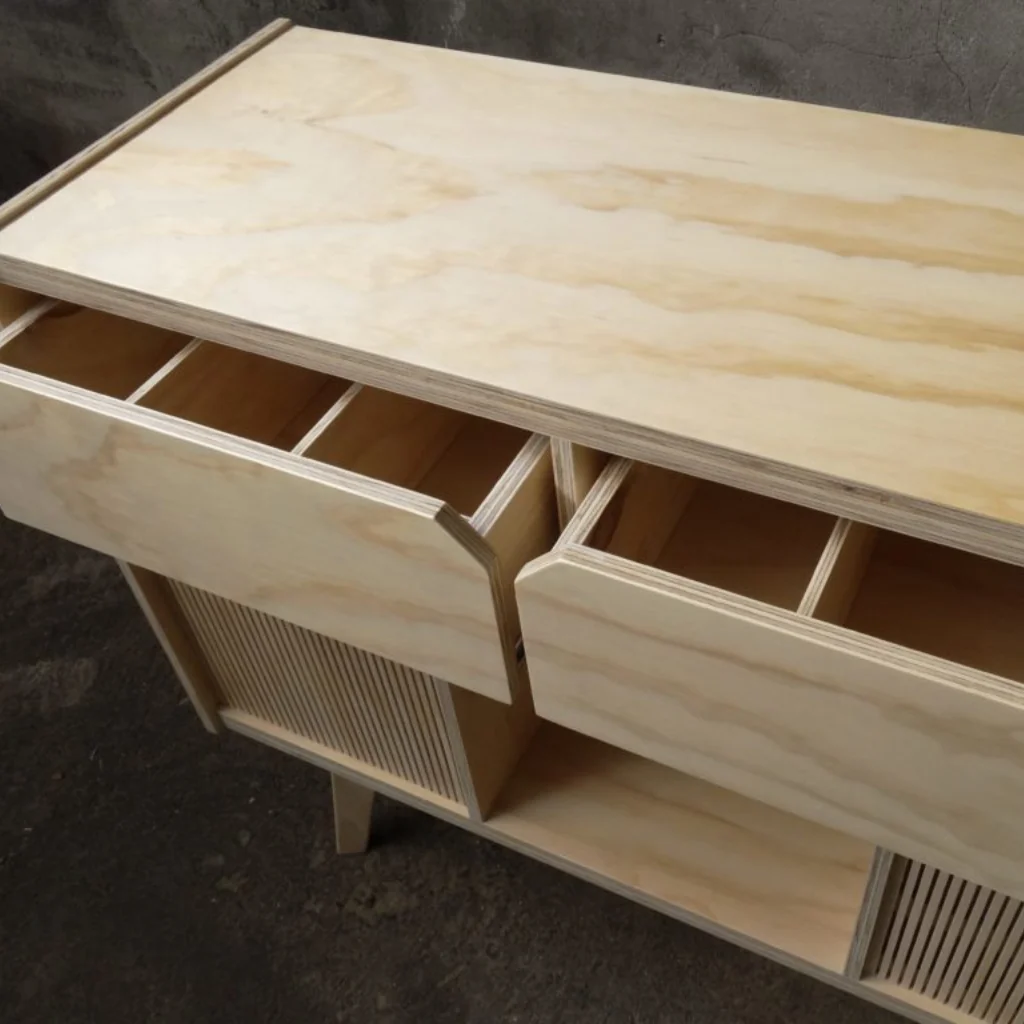 Mueble fabricado con terciado dimensionado de alta calidad, ideal para proyectos de carpintería y decoración, disponible en Ferrenova