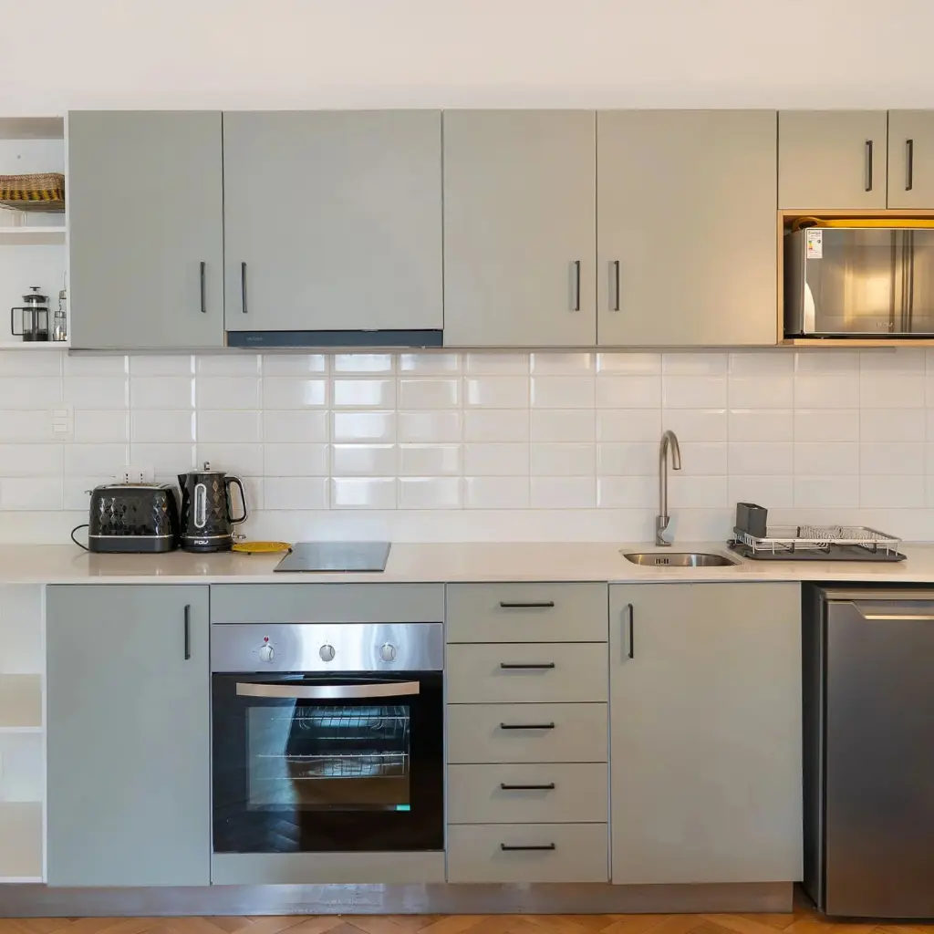 Diseño interior de armario a la medida con cajones y estantes de madera oscura, fabricado con MDF Enchapado 18mm, ideal para estructuras resistentes y duraderas.