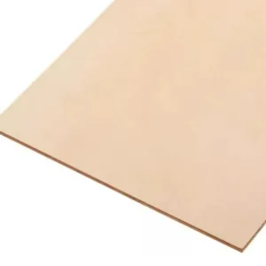 tablero de MDF sin procesar de tono claro, con un borde liso listo para realizar Cortes en MDF de alta precisión en proyectos de mueblería y diseño interior