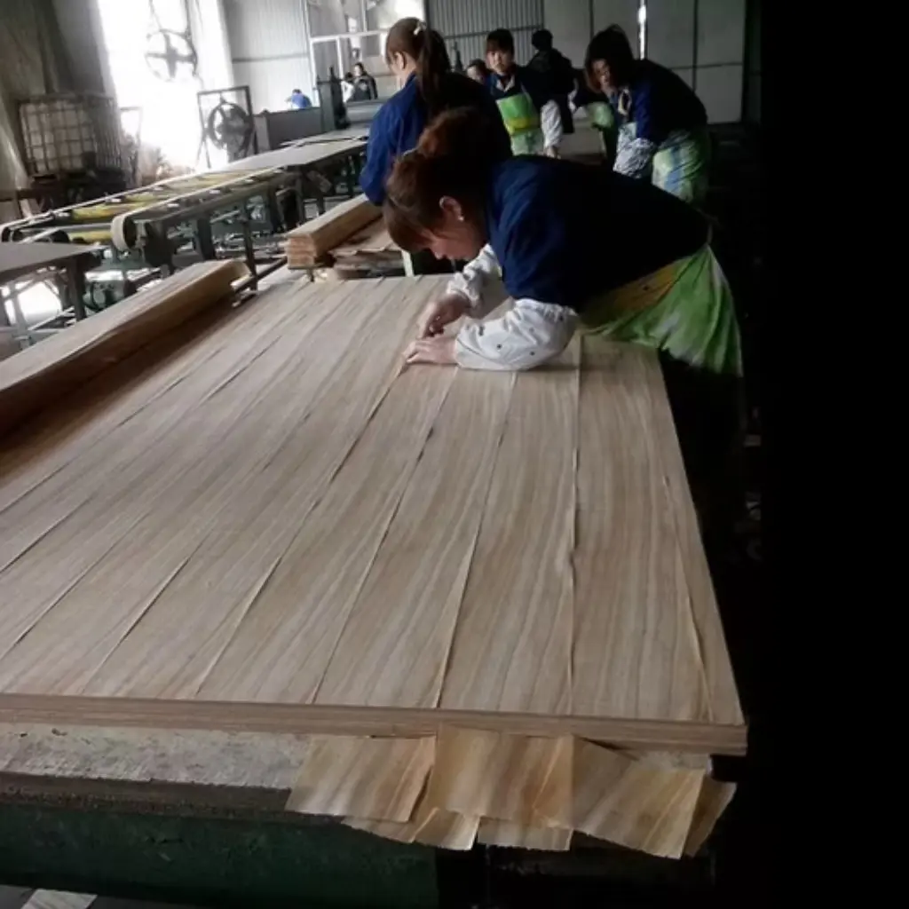 Enchapado de melamina de tono café claro con veta de madera, mostrando el canto del tablero de MDP o MDF.