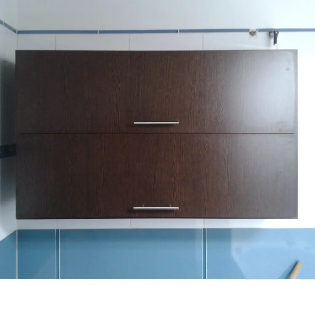 madera aglomerada enchapada (melamina o chapa) con acabado de veta de madera, listas para corte y dimensionado.