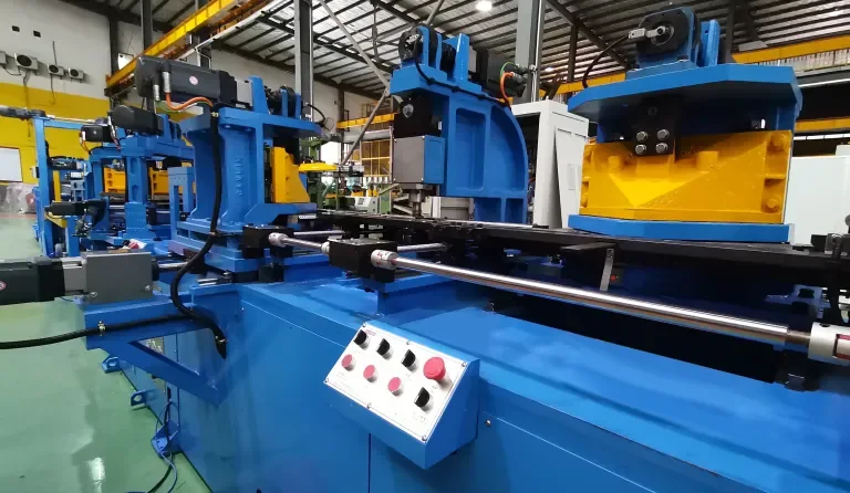 Línea CNC industrial preparando cortes de tablero fenólico a medida con alta precisión.”